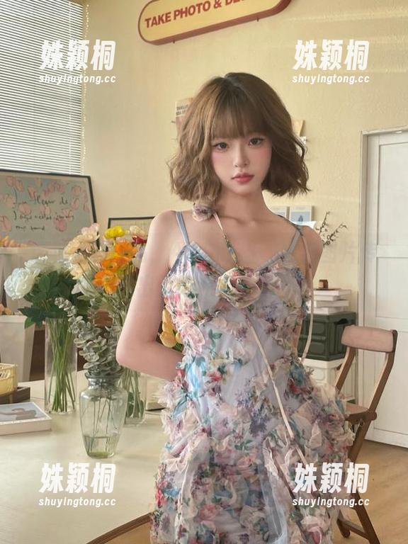 通过定制作品，Aram(아람)白裙图片传递出无限温柔与魅力