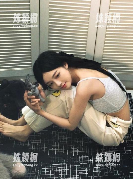 Feilin嗲囡囡 - 免费下载江念鱼的白衬衫写真，陪你逆袭时尚界的淘气少女！