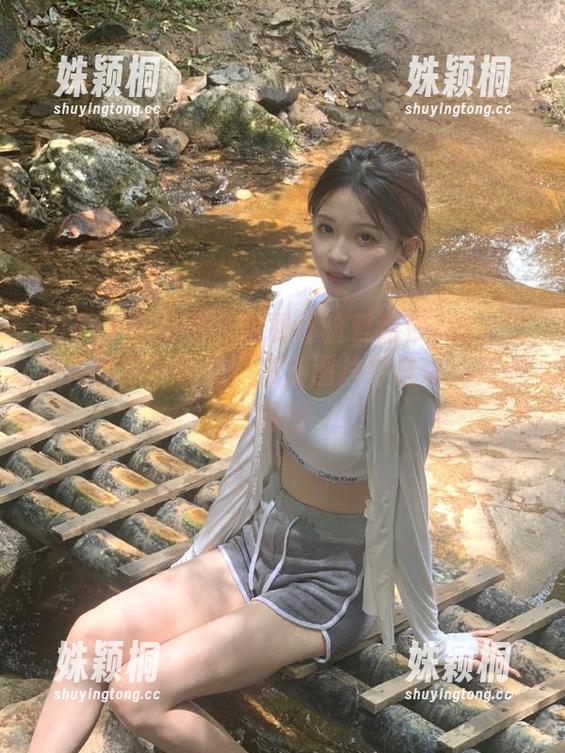 GIRLT果团网 - 免费体验爱丽莎LISA双马尾的写真魅力，高清图片打造你的美丽时刻