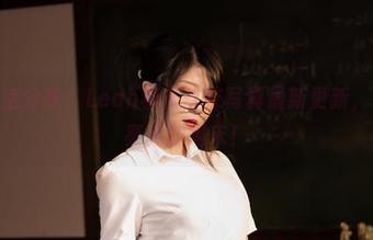 精致生活分享：Leah梓未丝袜写真最新更新，轻松点亮你的周末！