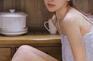 在喵糖映画的私拍中，邂逅棕色透明女仆的独特魅力