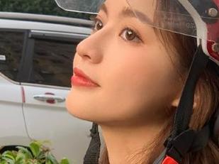 探索慕丝女郎红色皮裙肉丝的定制图集，感受魅力四射的青春！