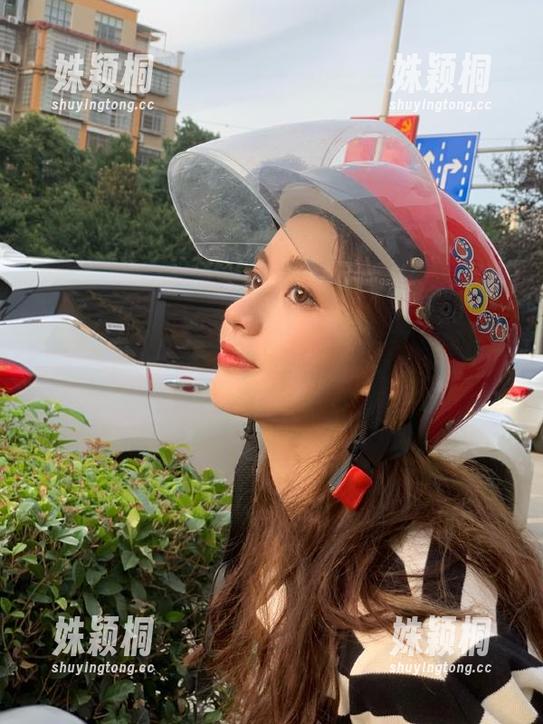 探索慕丝女郎红色皮裙肉丝的定制图集，感受魅力四射的青春！