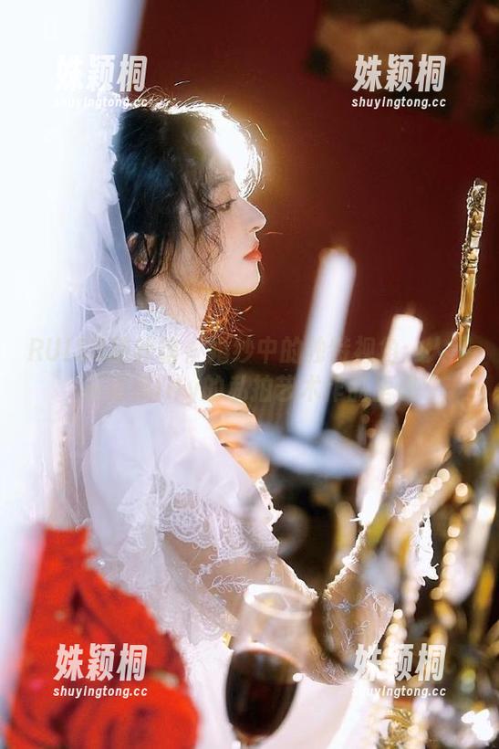RUISG瑞丝馆 - 婚纱中的独特视角：人间不值得lily的私拍艺术作品呈现