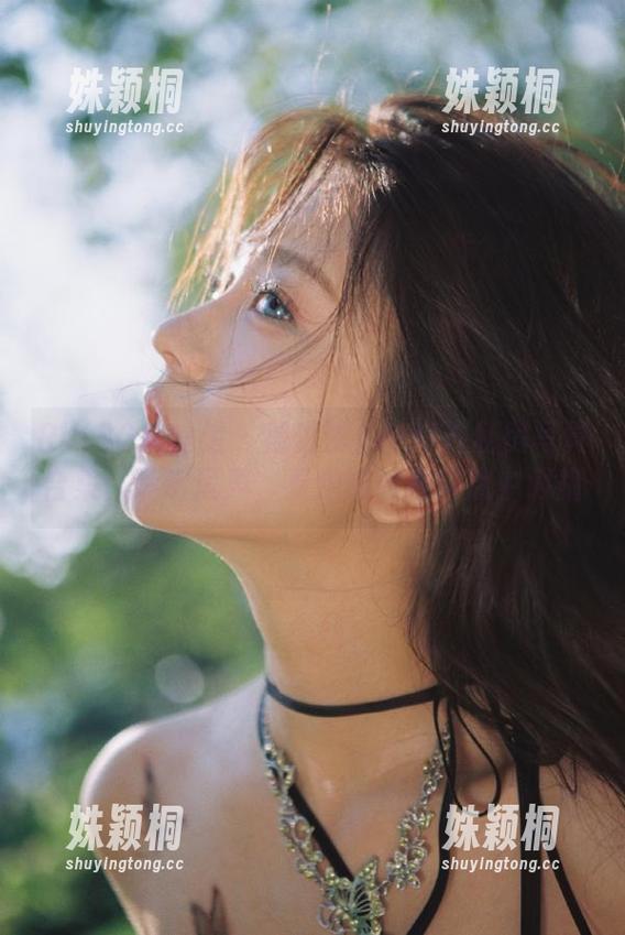 RUISG瑞丝馆 - 潘琳琳ber户外私房写真合集：聆听风声，看她如何在自然中闪耀