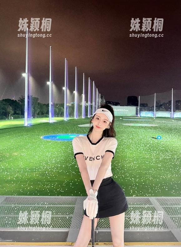 SIEE丝意 - 颖儿的白色花园：高清图片捕捉她与自然的完美融合