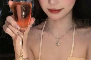 SIW斯文传媒 – 感受蓉儿黑色短羽毛裙的魅力，她的套图作品让你一见倾心