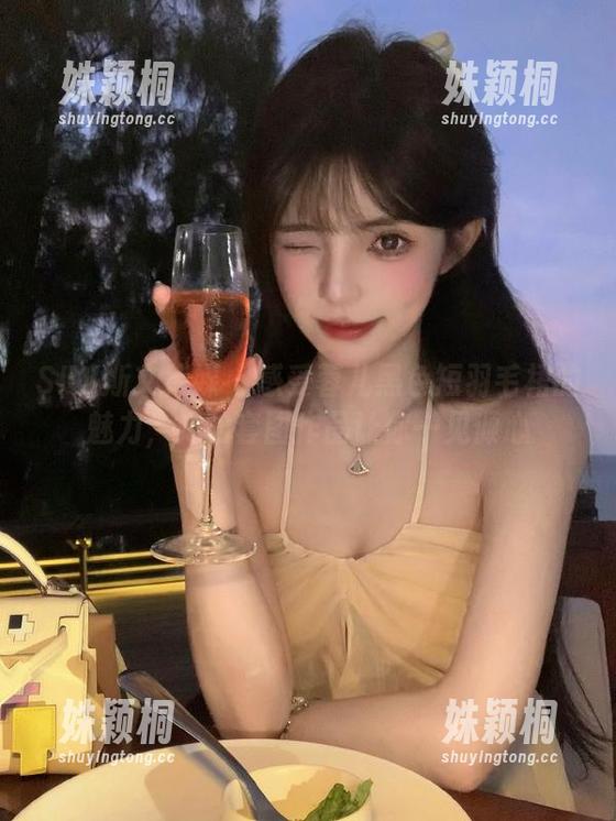 SIW斯文传媒 - 感受蓉儿黑色短羽毛裙的魅力，她的套图作品让你一见倾心