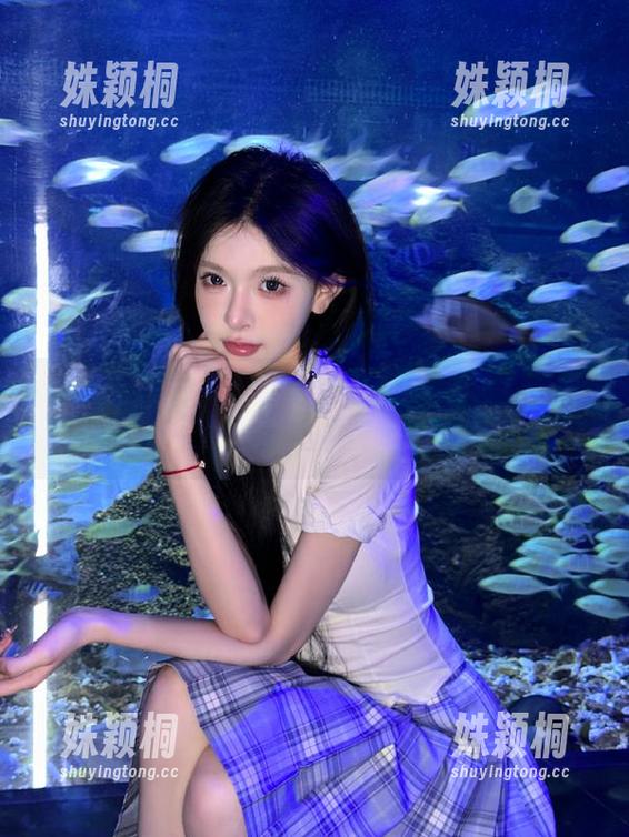 TGOD推女神 - 探秘施忆佳的黑色私房作品，感受光影交错间裹挟的情感与思绪