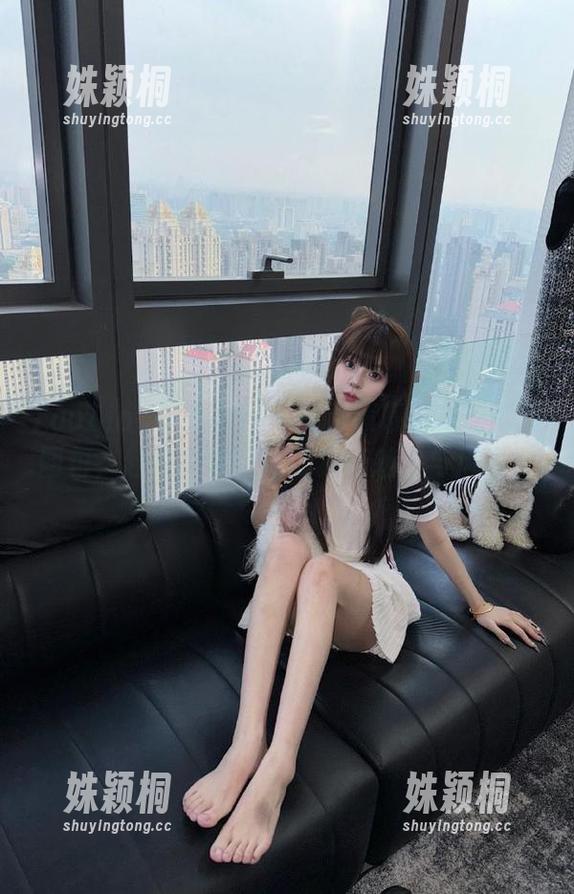 TouTiao头条女神-刘瑾希 TouTiao头条女神 - 免费领取刘瑾希制服图包,赶快来领略她的独特魅力与风格!