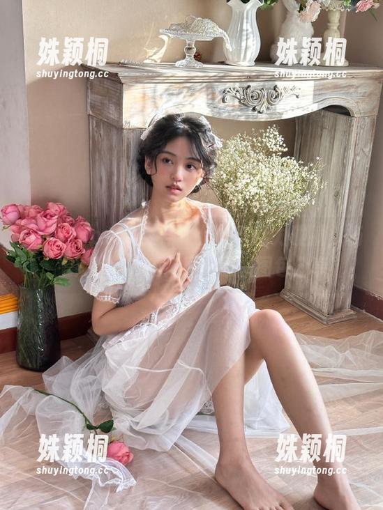 TouTiao头条女神-杨漫妮baby TouTiao头条女神 - 优雅与活力碰撞,杨漫妮baby短裙风格原图图包分享