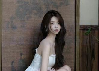 UGirls尤果网 – 妮小妖裸足项目高清作品，展现独特的艺术感与温柔