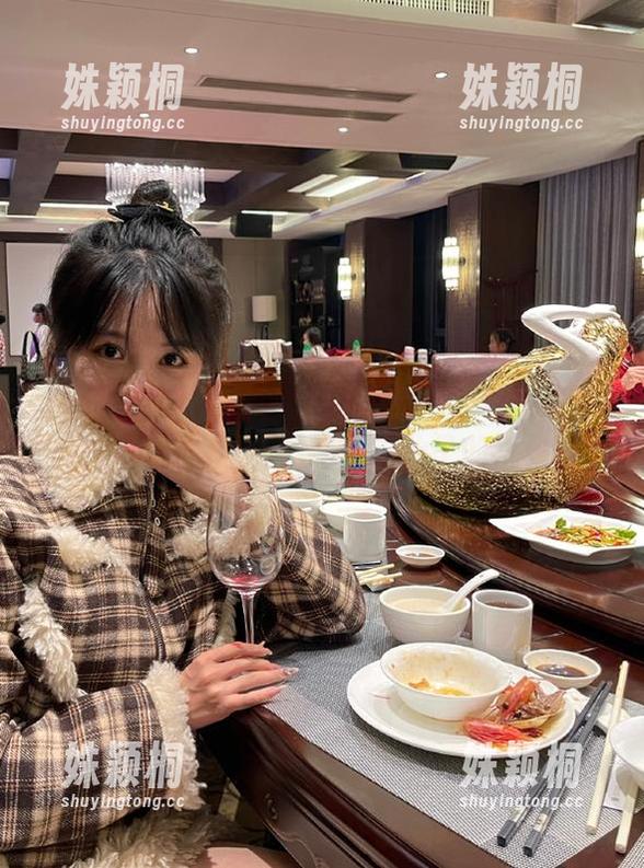UGirls尤果网-谭晓彤 UGirls尤果网 - 空姐谭晓彤独家写真套图免费上线,让你领略空中仙子的优雅!