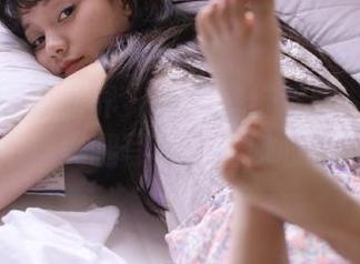 XIAOYU语画界 – 高清壁纸下载：何嘉颖黑丝吊袜美腿写真，让你心动不已！