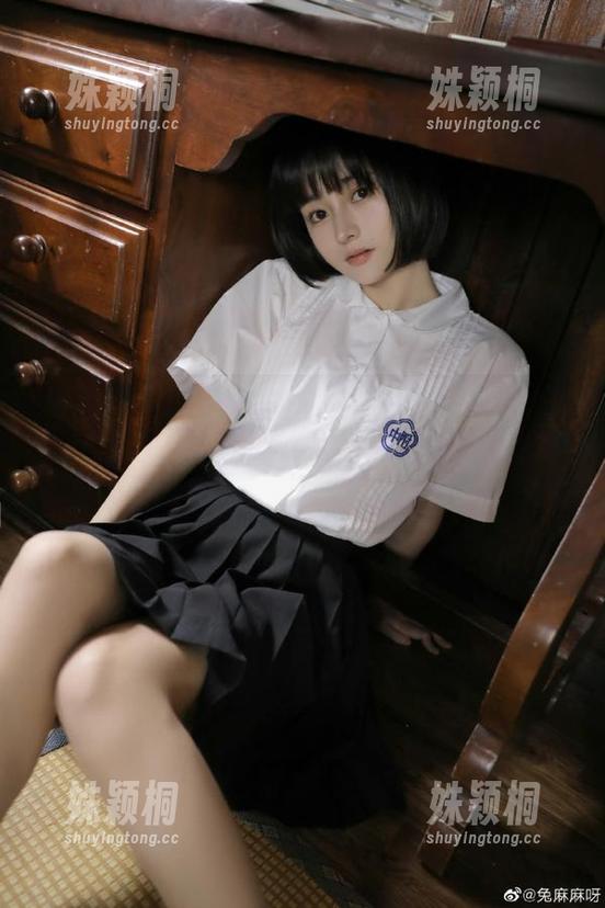 XIAOYU语画界-小海臀Rena XIAOYU语画界 - 超乎想象的小海臀Rena红裙全套写真原图,展现她的时尚专属视角