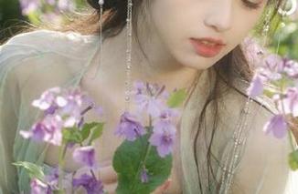 Xiuren秀人网 – z杯悠悠的连衣裙写真套图：轻盈舞动间的梦幻印记，感受时尚与气质的交织