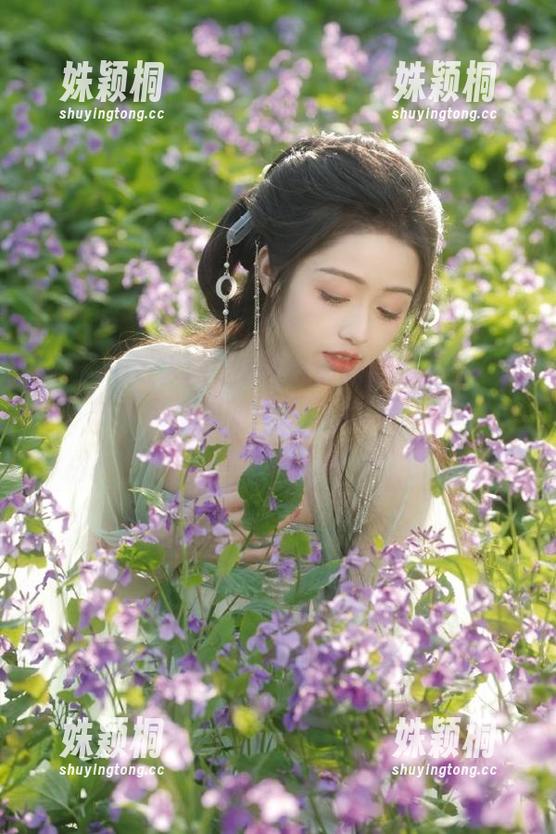 Xiuren秀人网 - z杯悠悠的连衣裙写真套图：轻盈舞动间的梦幻印记，感受时尚与气质的交织