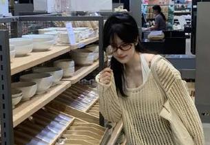 Xiuren秀人网 – 南初妹妹黑白摄影大揭秘：带你直击她的原图图集背后的美！