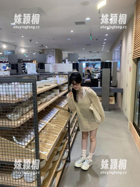 Xiuren秀人网 - 南初妹妹黑白摄影大揭秘：带你直击她的原图图集背后的美！