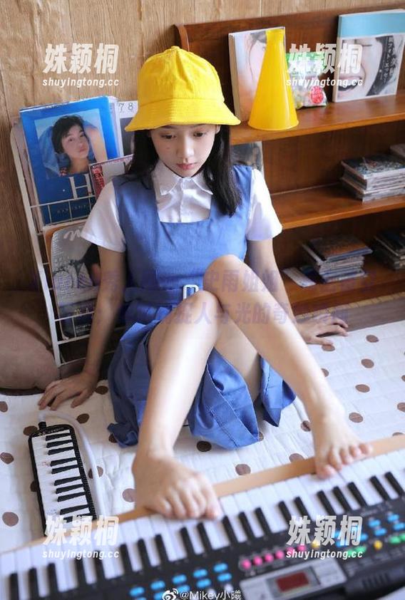 Xiuren秀人网 - “史雨姐姐”私密镂空写真：细腻捕捉人与光的奇妙瞬间