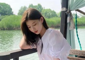 Xiuren秀人网 – 活泼可爱的宋KiKi写真图包，给生活增添一抹绚丽的色彩与欢乐！