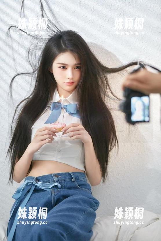 Xiuren秀人网 - 探索小蛮妖yummy的魅力，奶牛主题的原图与图包惊艳发布，尽在你的视线之中！