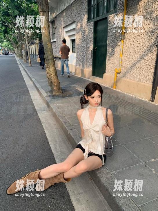 Xiuren秀人网 - 免费获取林文文短裙写真全集，让你一站式欣赏她的时尚瞬间！