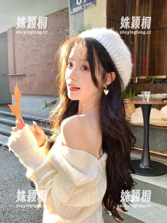Xiuren秀人网 - 柚琪Rich黑丝写真合集：图片里的优雅与性感，完美融合！