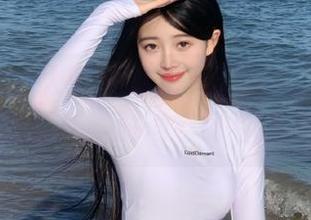 Xiuren秀人网 – 最新写真集—甜七七红裙魅惑登场，时尚与青春完美结合