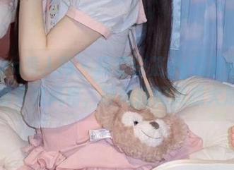 Xiuren秀人网 – 探索白芷yy最新图册中皮衣的多变风格，时尚搭配灵感大放送！