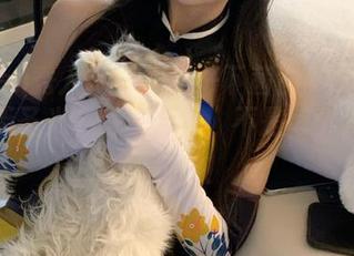 Xiuren秀人网 – 见识一下茜茜Kimi女友的“无圣光”写真合集，不是每个人都能驾驭的！