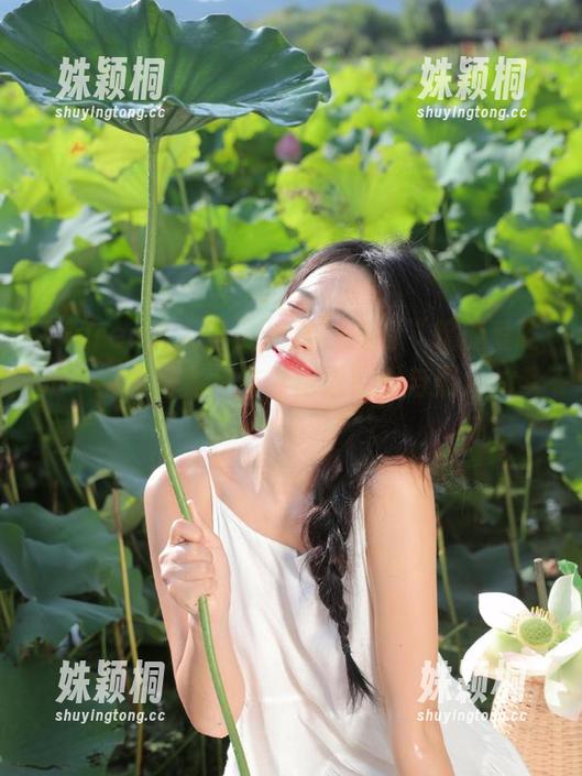 Xiuren秀人网-软糖爱喝奶 Xiuren秀人网 - 俏皮可爱的“软糖爱喝奶”空姐写真,仿佛走进原图与照片的梦境