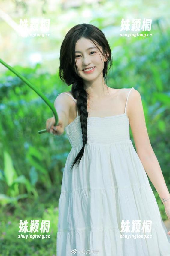 Xiuren秀人网 - 顾楚楚Maily浴缸惊喜图包，透过水面看见不一样的她与美！
