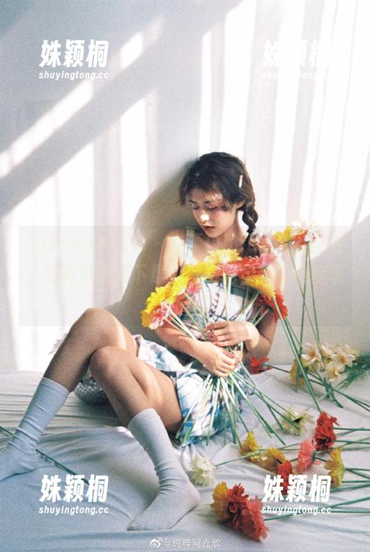 Xiuren秀人网 - 当颖仪baby遇上自拍：精彩写真集下载，完美记录她的百变表情！