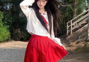 YouMi尤蜜荟 – 这是娜露Selena的水手服原图合集，带你进入自嘲的世界，别笑太大声哦！