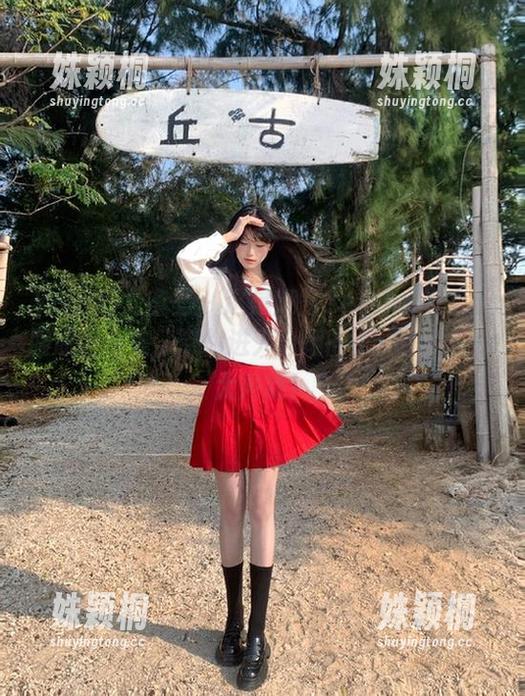 YouMi尤蜜荟 - 这是娜露Selena的水手服原图合集，带你进入自嘲的世界，别笑太大声哦！