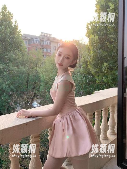 YouMi尤蜜荟 - 探索宋梓诺Bee自拍艺术之美，尽在她的独特图库作品中