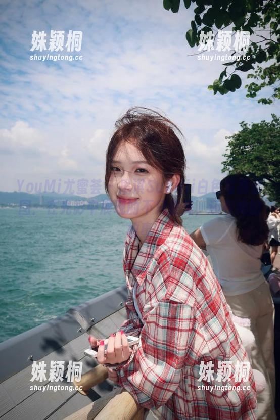 YouMi尤蜜荟 - 思淇Sukiiii白色写真套图：在光影中展现的不只是美，还有她的故事