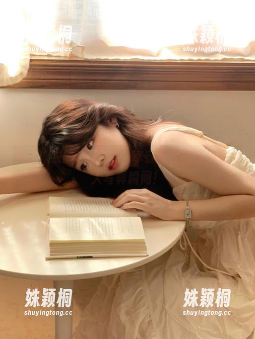 ZinieQ 穿上泳衣的ZinieQ:享受夏日的清凉和动人写真瞬间!