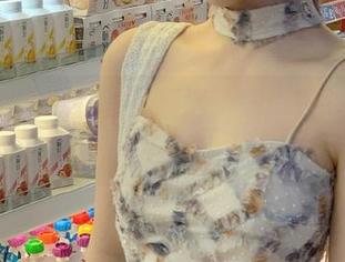 ZinieQ高跟鞋写真精选：细腻镜头下的优美时刻