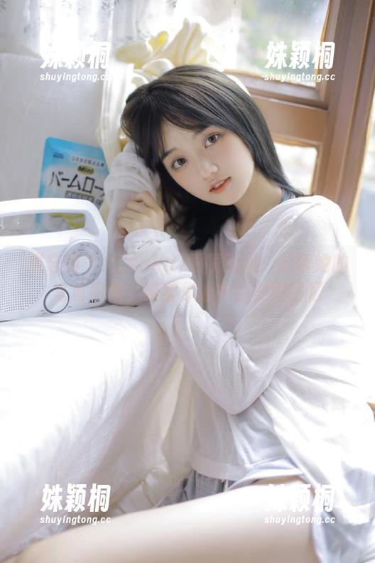 难忘的サク(saku)眼镜瞬间：分享她的写真图集，唤醒你心中的美好回忆