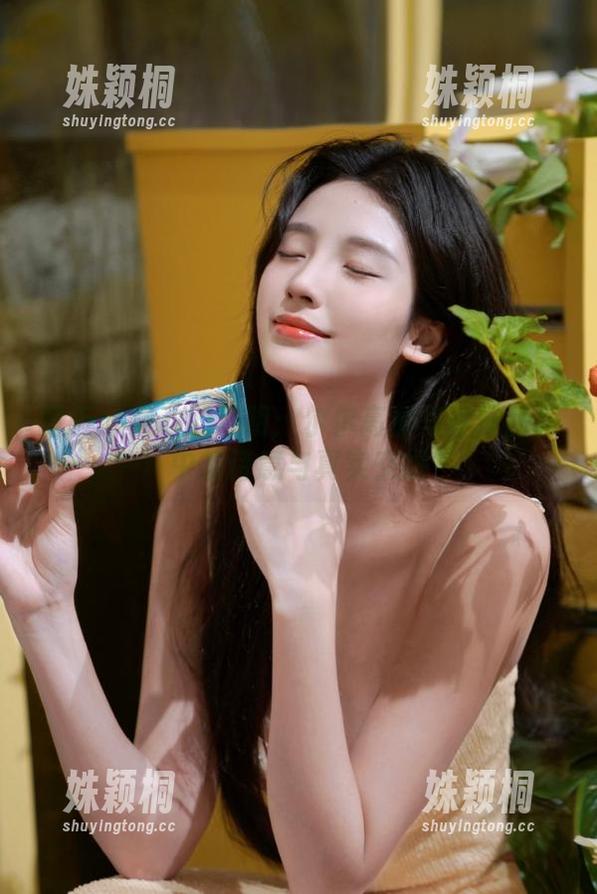 丽柜 - 灵动的透明：尔尔高清写真作品集中的诗意与真实交织