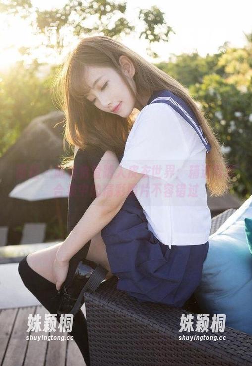 丽柜 - 随着怡萱踏入皮衣世界：精选写真合集中的精彩照片不容错过