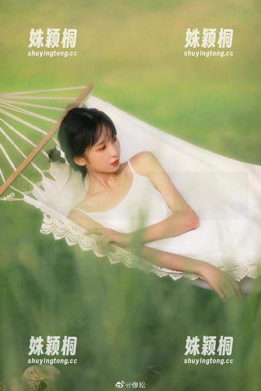 丽柜 - 精选悠然天台写真集：展现悠悠在天际边缘的梦幻与诗意的生活