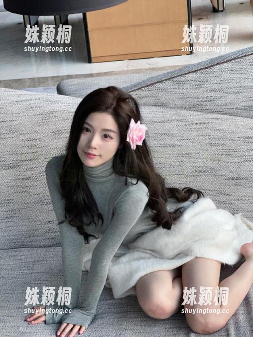 余多多Dudu 全新发布!余多多Dudu美足写真作品引领时尚潮流,展现独特风采