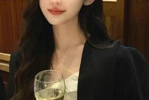 克拉女神 – 穿上吕佳白衬衫，尽享优雅时光，快来获取精致图包资源，让你灵感无限！