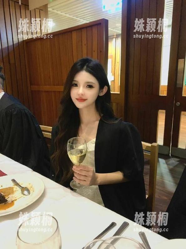 克拉女神-吕佳 克拉女神 - 穿上吕佳白衬衫,尽享优雅时光,快来获取精致图包资源,让你灵感无限!