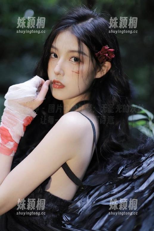克拉女神-江琴 克拉女神 - 图片中的江琴:无圣光的灰丝让每一瞬间都充满诗意