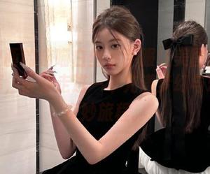 兔玩映画的喵喵白丝水手服让美图图包熠熠生辉，带你走进一个充满梦幻与幻想的奇妙旅程。