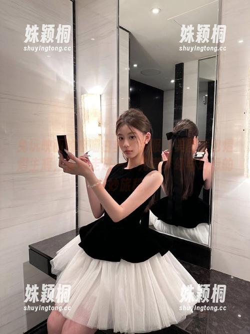 兔玩映画的喵喵白丝水手服让美图图包熠熠生辉，带你走进一个充满梦幻与幻想的奇妙旅程。